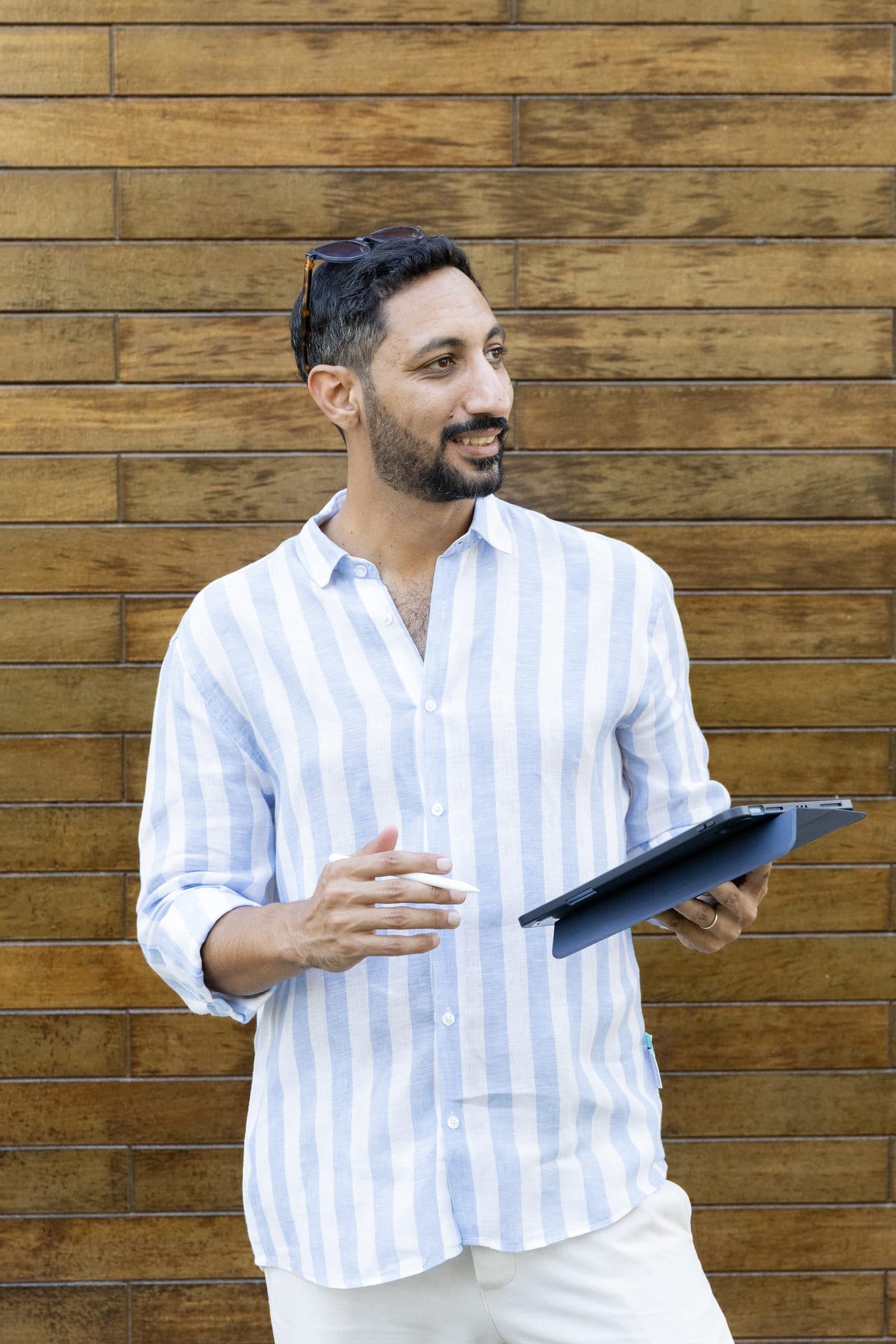 Ahmed Gheith mid-conversation, tablet in hand